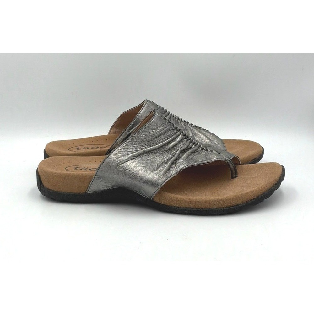Taos Gift 2 Sandals Women 8 Pewter Metallic Leather Ruched Thong Comfort